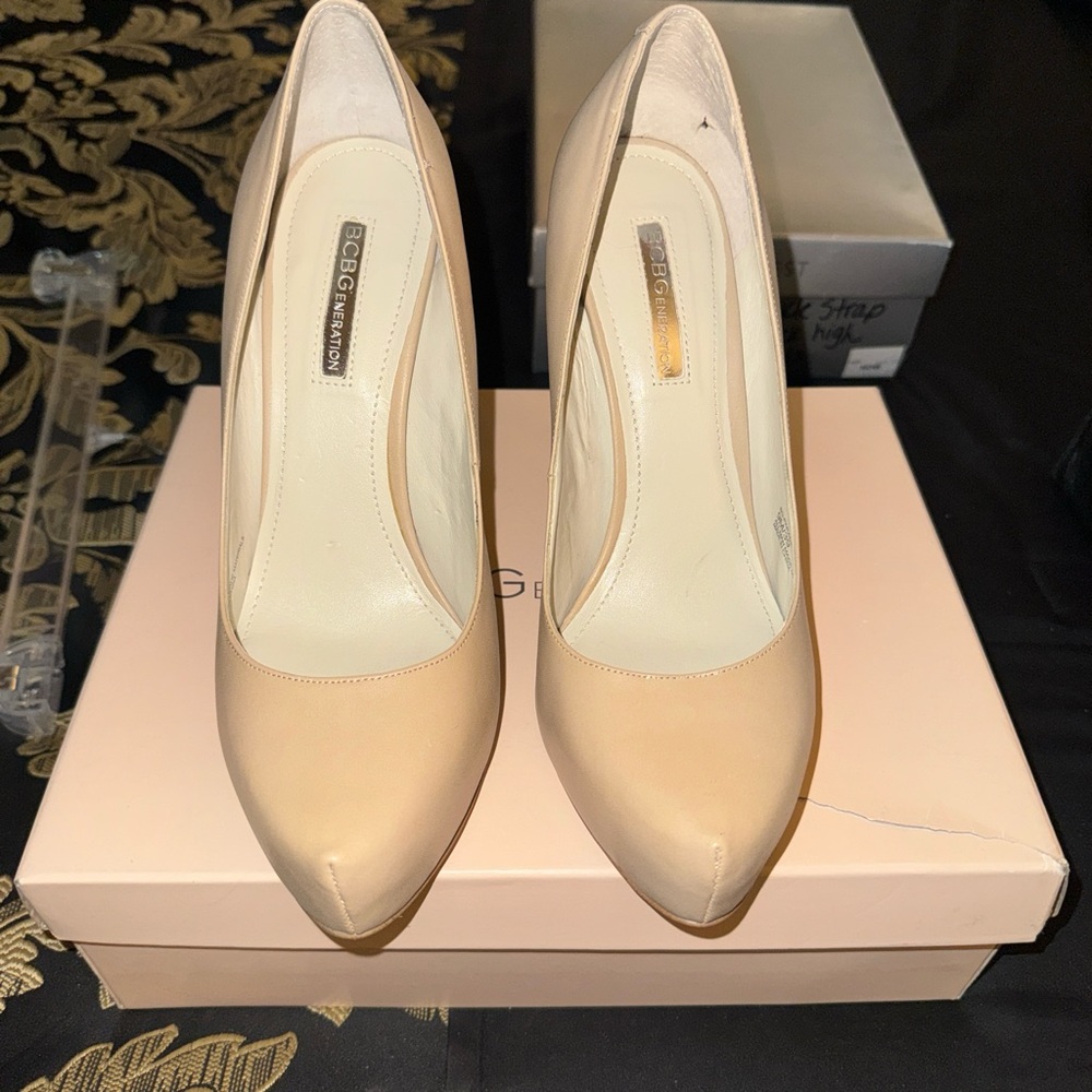 BCBGMaxAzria Women's Beige Pumps
